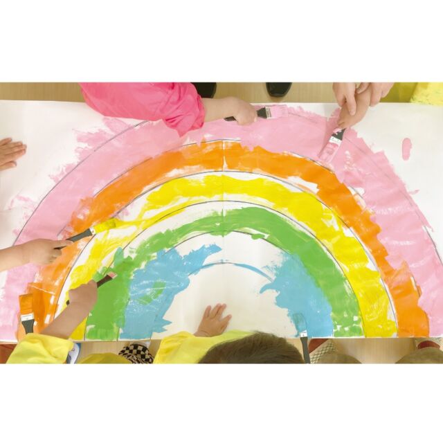 いよいよ2月も半ばを過ぎ、春が近づいてきました。
２歳児さんは卒園に向けて制作を開始。決められたところに、自分の担当の色を塗るさつき組さん。とても丁寧な色塗りができるようになりました。☺︎

#保育園 #認可保育園 #小規模保育園 #木更津市 #君津市 #袖ヶ浦市 #保育園制作
#2歳児 #2歳児制作 #卒園
#daycare #daycarelife #daycareart #kidsart
